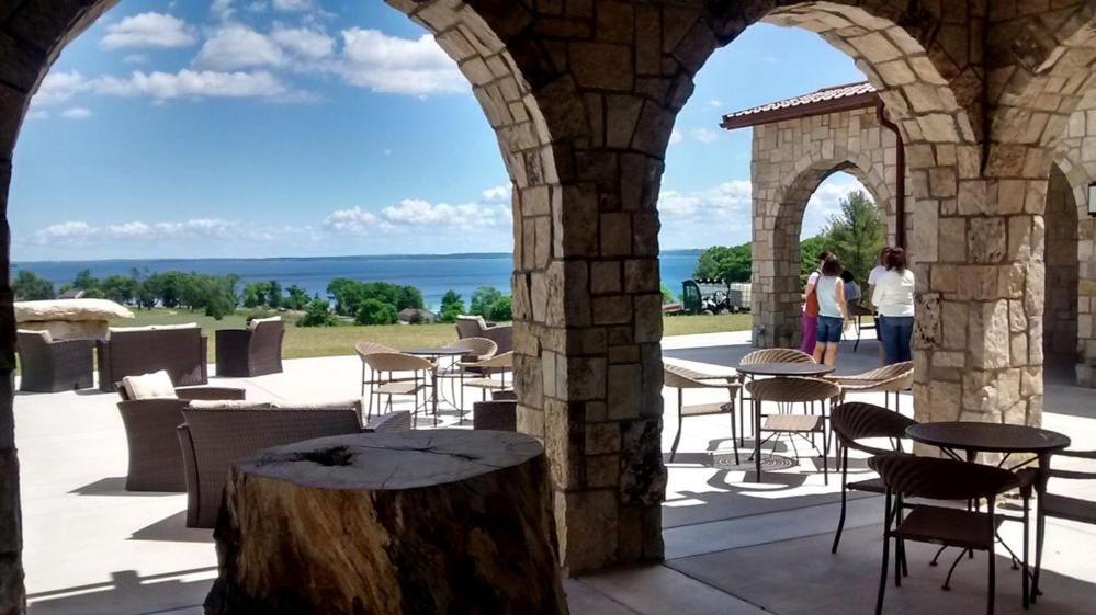 Gorgeous 2 Bedroom Lake View Condo Traverse City Exteriör bild
