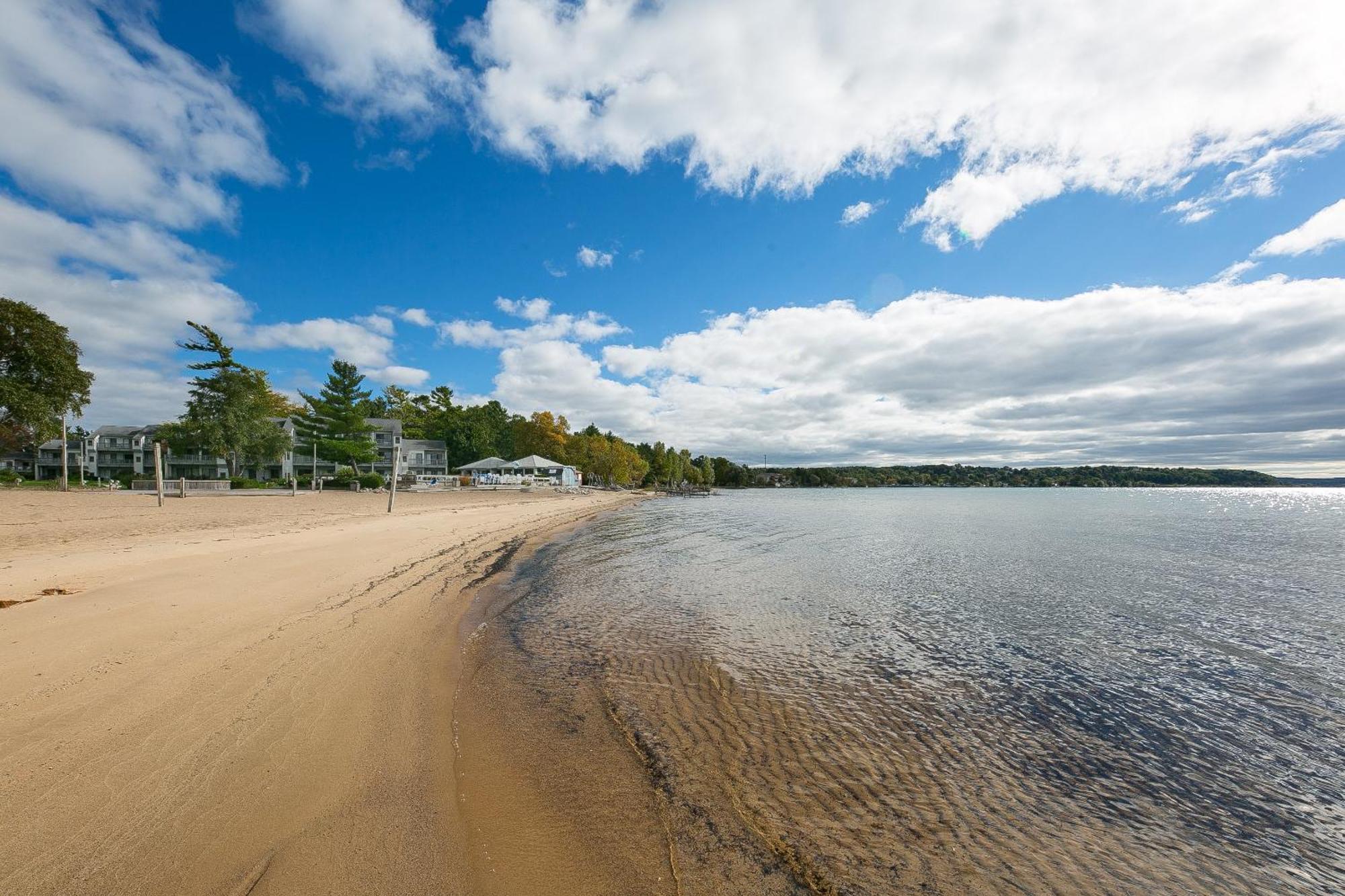 Gorgeous 2 Bedroom Lake View Condo Traverse City Exteriör bild