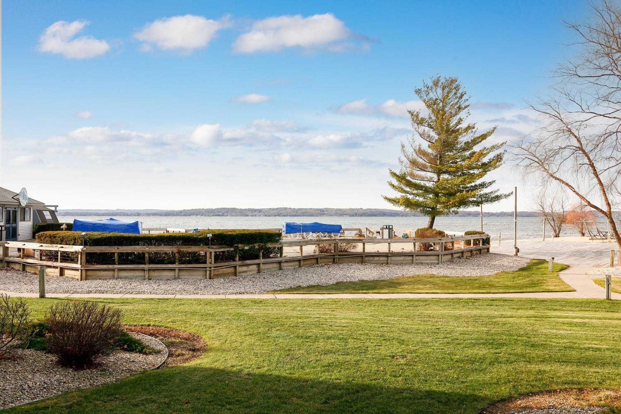 Gorgeous 2 Bedroom Lake View Condo Traverse City Exteriör bild