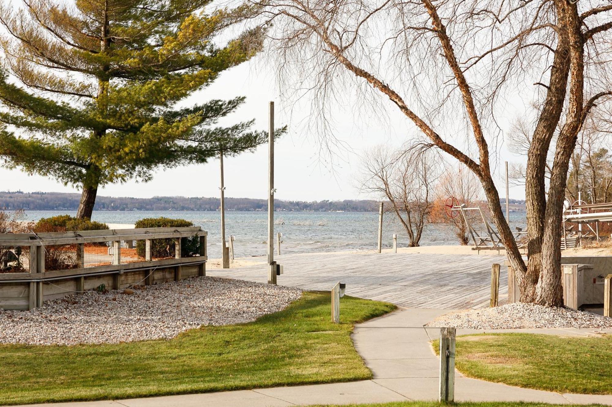 Gorgeous 2 Bedroom Lake View Condo Traverse City Exteriör bild